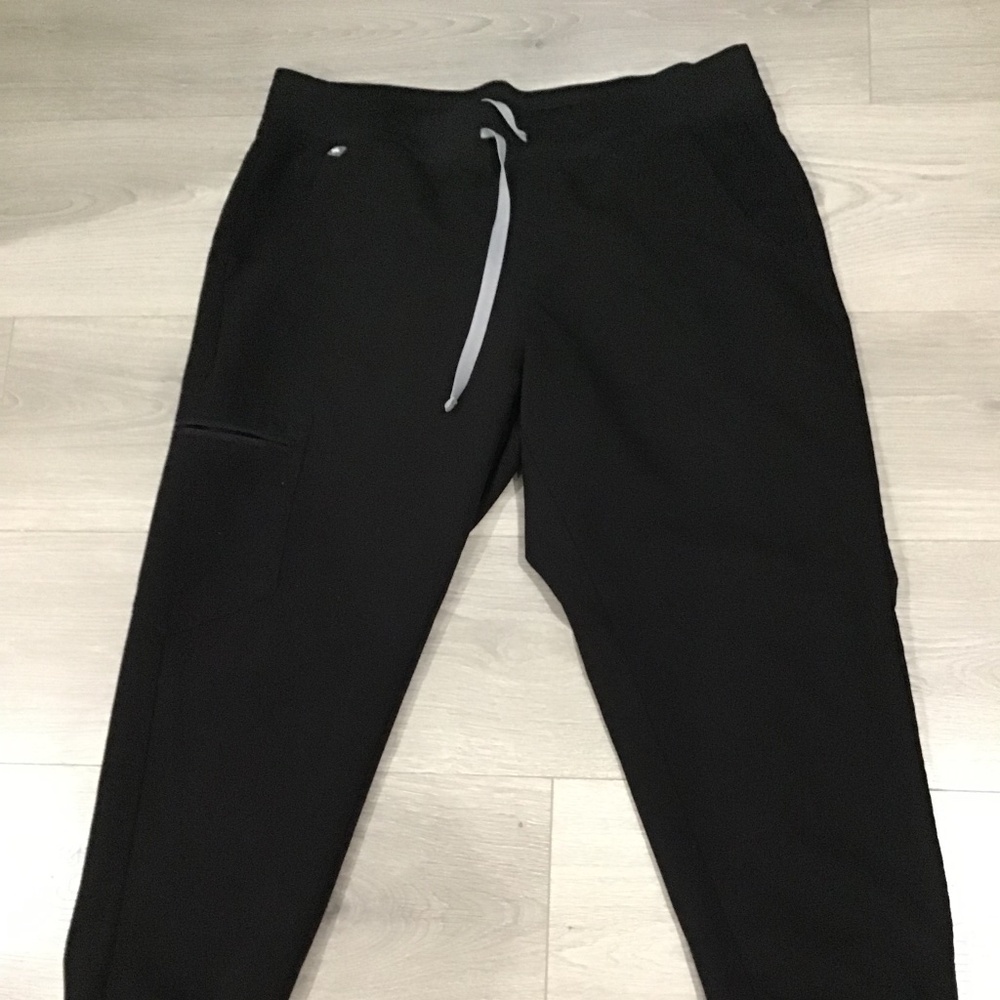 Large Petite Black FIGS Zamora scrub pant used good condition